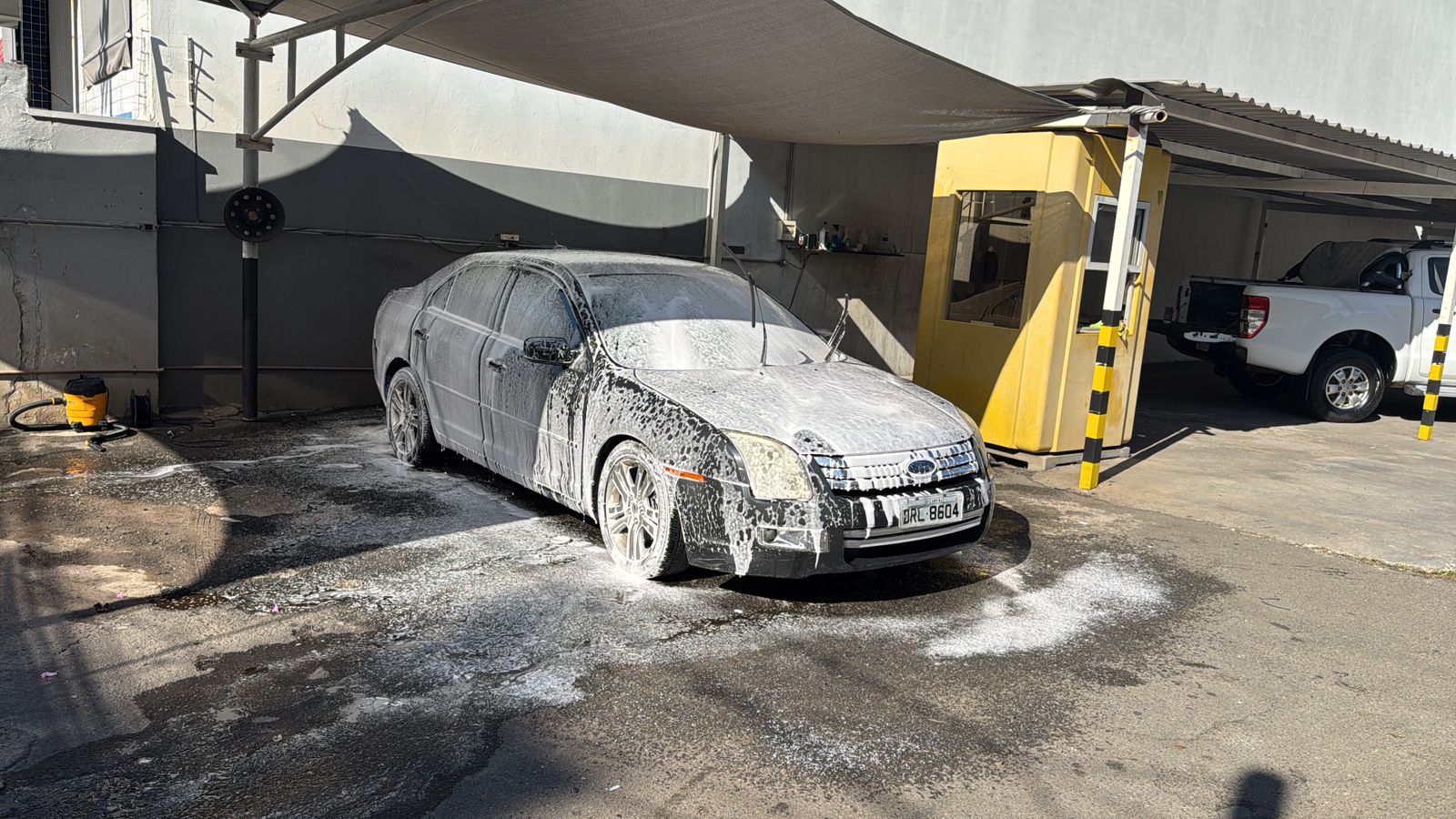 Ford Fusion em processo Snow Foam na Lava Motors