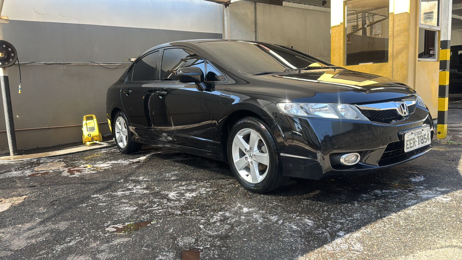 Honda Civic preto com acabamento espelhado em destaque na Lava Motors