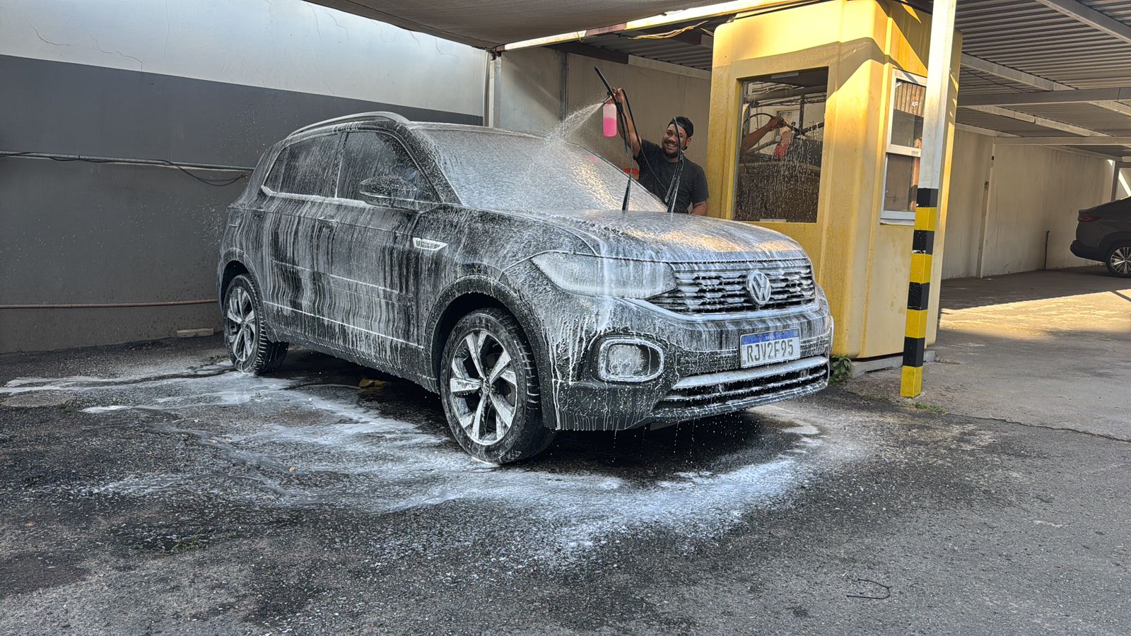 Profissional aplicando Snow Foam na Lava Motors Campinas