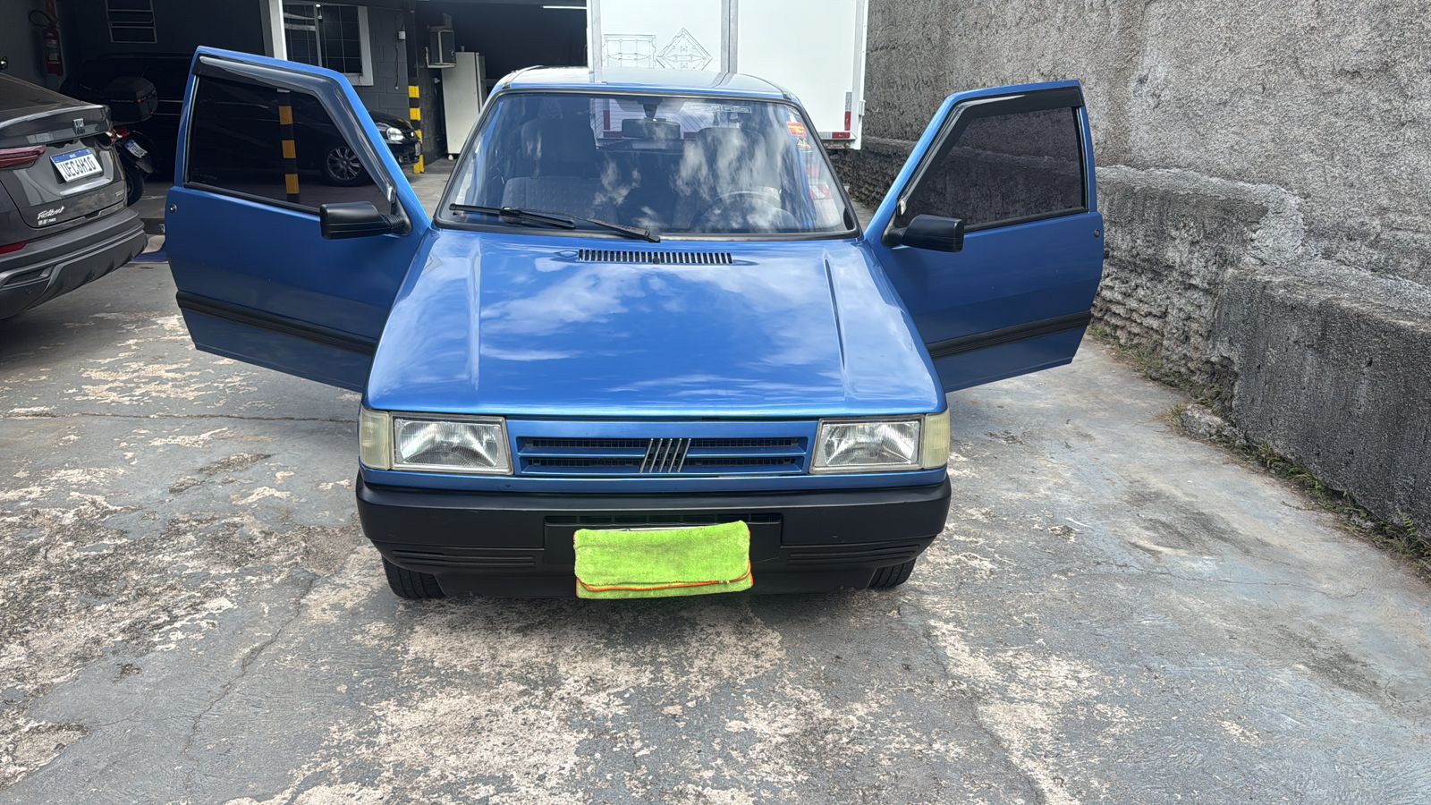 Reflexo espelhado de pintura automotiva na Lava Motors