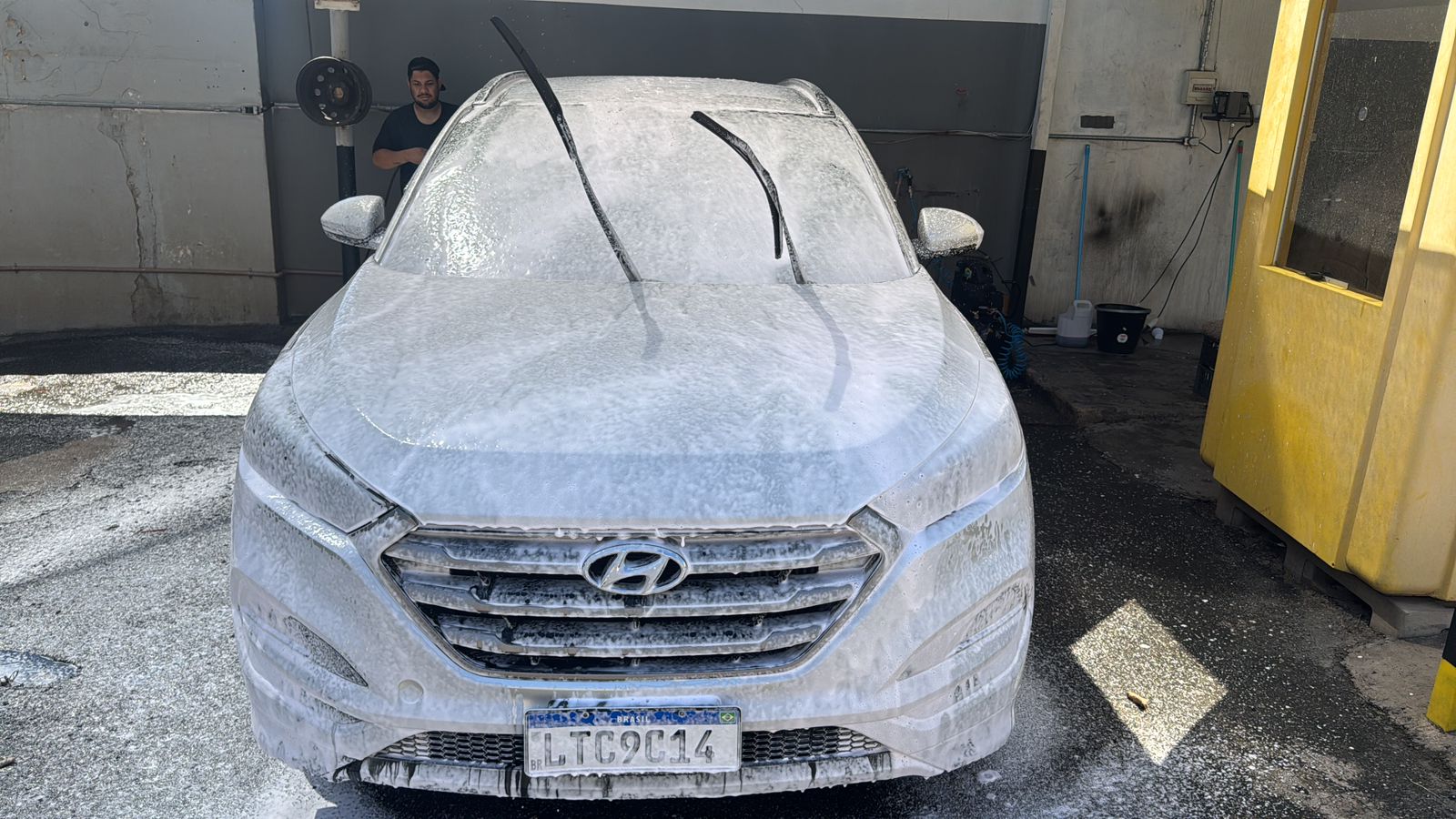 SUV em banho de espuma na Lava Motors